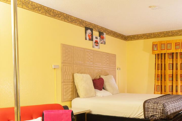 Room 8 of 34