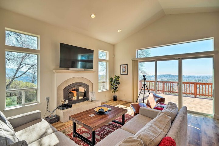 Hot Tub & Mtn Views: Peaceful Columbia Retreat!