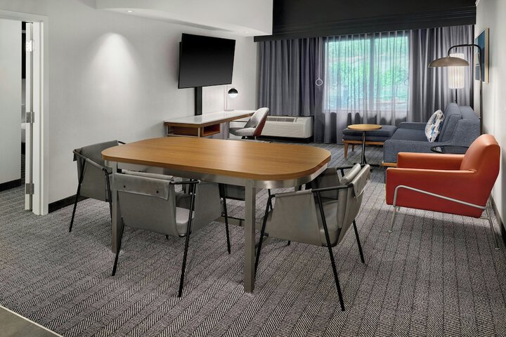 Courtyard by Marriott Kansas City Shawnee