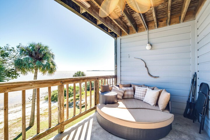 Cedar Key Condo w / Balcony & Gulf Views!