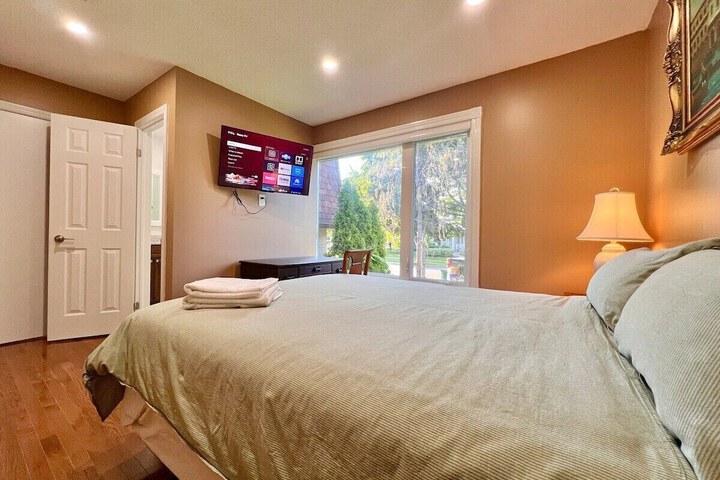 Cozy Home Near Transit & Hillcrest Mall with Free Parking