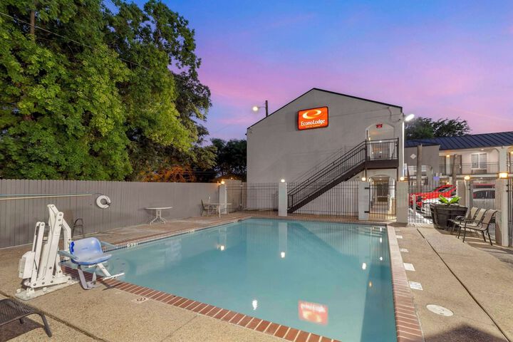 Econo Lodge Inn & Suites Near Lackland AFB