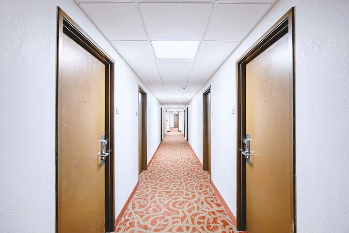 Ballroom/Hall 35 of 39