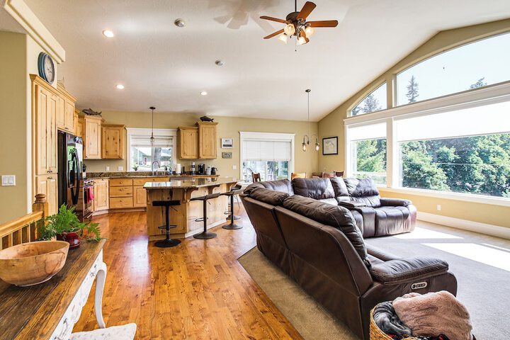 Rathdrum Home w / Hot Tub: Steps to Beach Access!