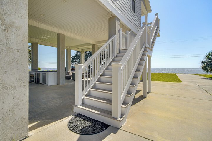 Walk to Beach: Oceanfront Home w / Outdoor Kitchen