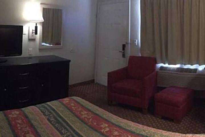 Hilltop Inn & Suites