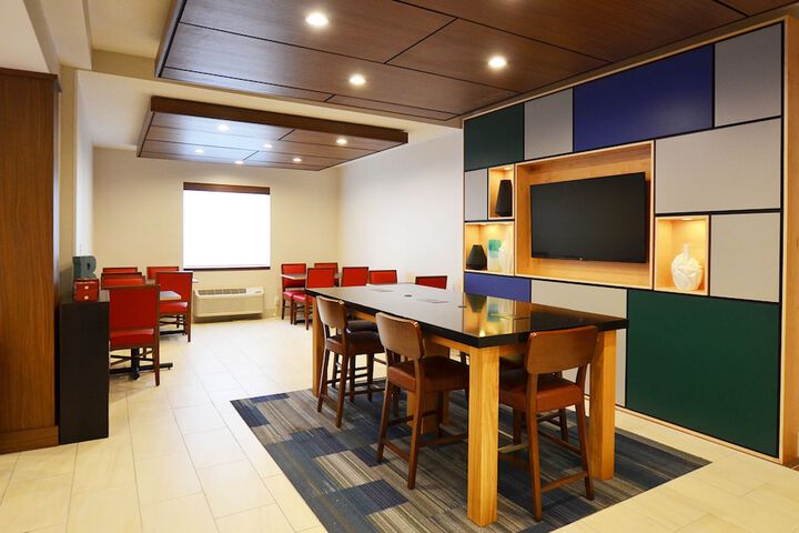 Holiday Inn Express Pittsburgh-Bridgeville by IHG