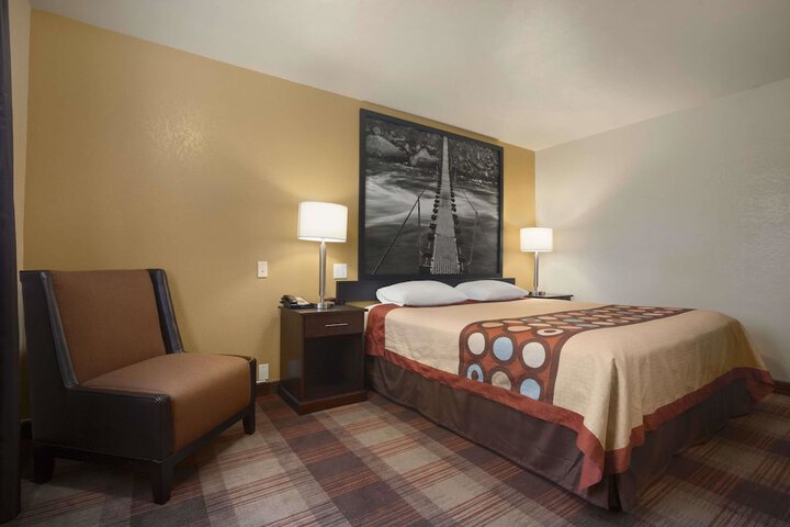 Room 8 of 32