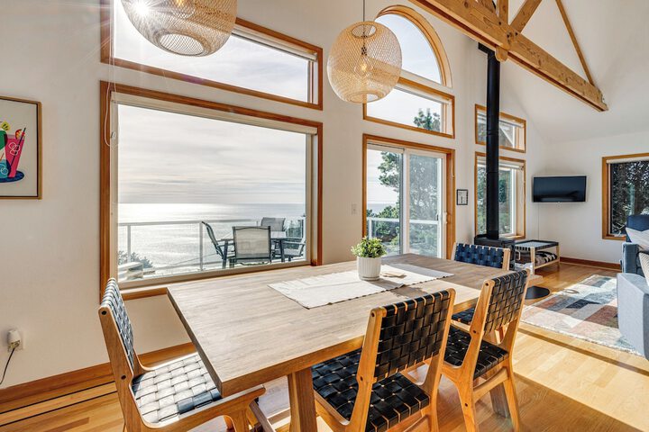 Oceanside Escape w / Stunning Views: Walk to Beach!