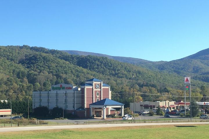 Mountain Inn & Suites