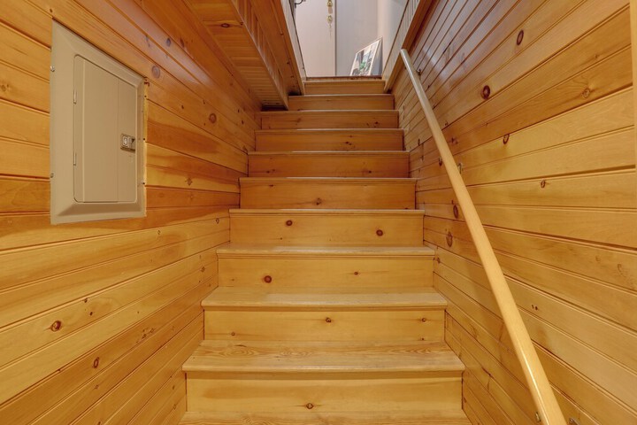 Pet-friendly Loft Vacation Rental w / Fire Pit!