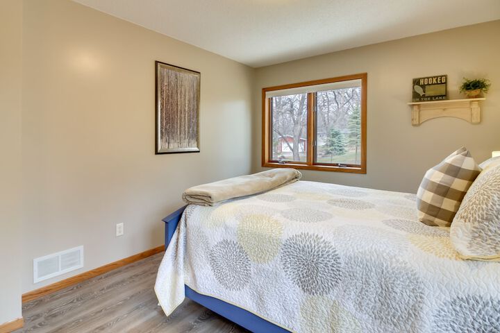 Private Lakefront Cabin w / Hot Tub Deck & Views