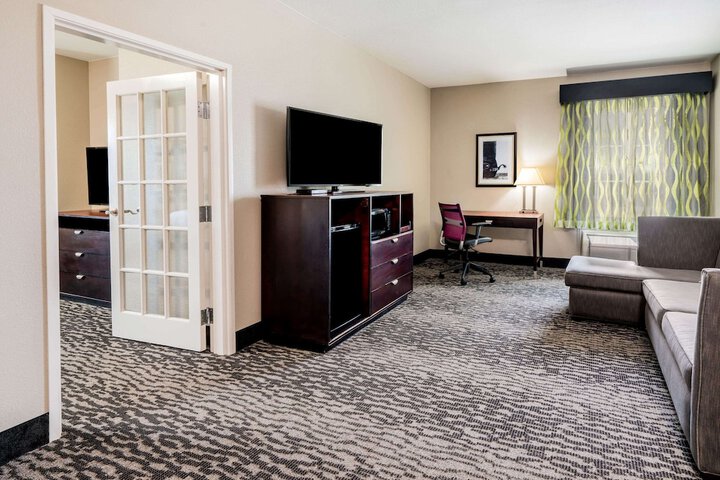 La Quinta Inn & Suites by Wyndham DFW Airport West - Bedford