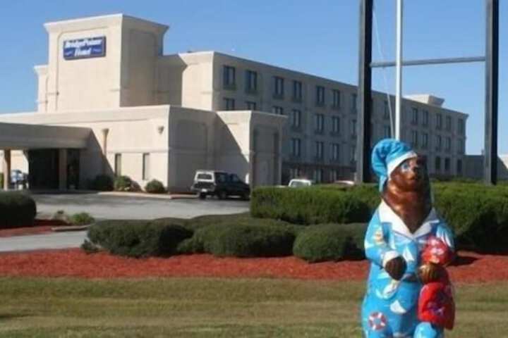 BridgePointe Hotel & Marina