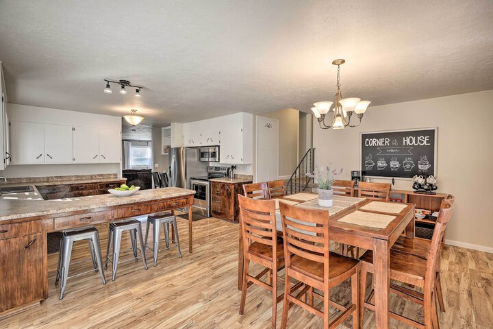 Sioux Center Split-level Home w / Game Room!