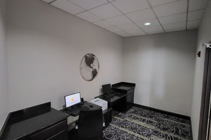 Business Center 70 of 72