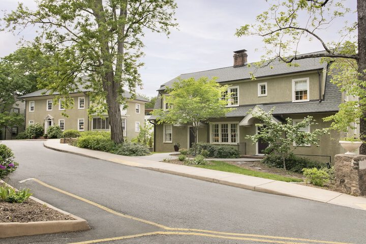 Oakhurst Inn at the University