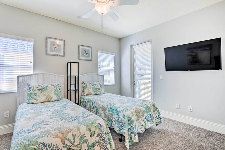 Apollo Beach House w / Private Pool + Hot Tub