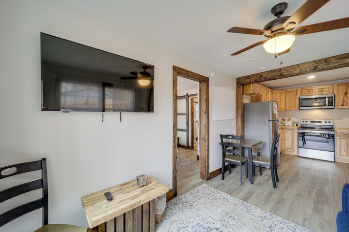 Hilltop Hideaway w / Scenic Views & Hot Tub!