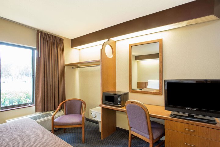 Room 6 of 16
