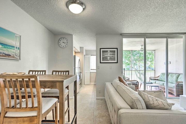 Jupiter Bay Condo w / Pool Half Mile to Beach!