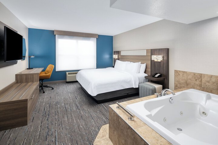 Holiday Inn Express & Suites Green Bay East by IHG