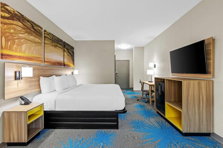 Days Inn & Suites by Wyndham Union City
