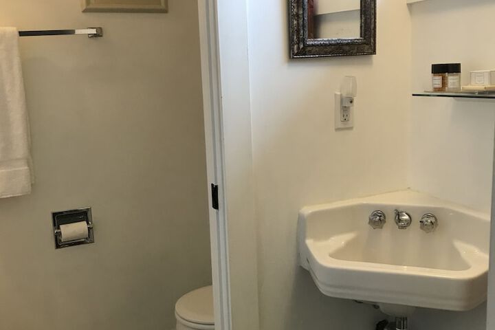 Room 7 of 80