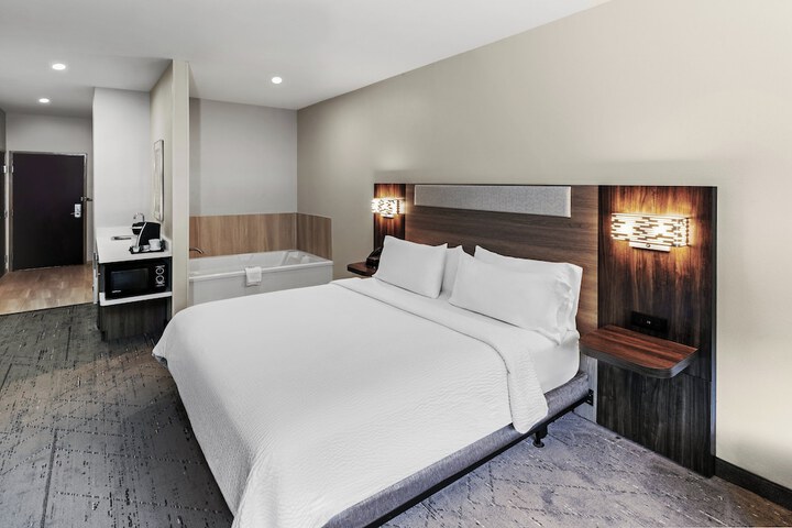 Room 32 of 67