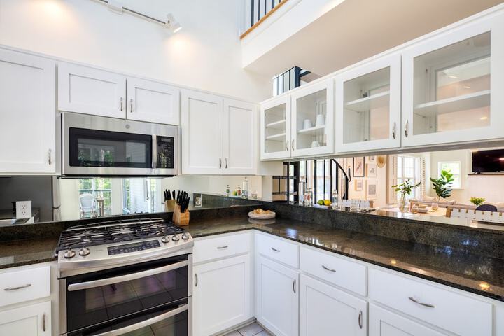 Hemlock by Avantstay Minutes From Folly Beach w / Multiple Patios