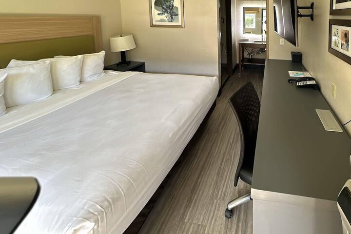Country Inn & Suites by Radisson Monterey Beachfront-Marina, CA