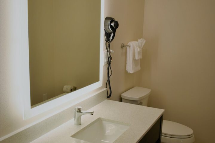 Room 6 of 8