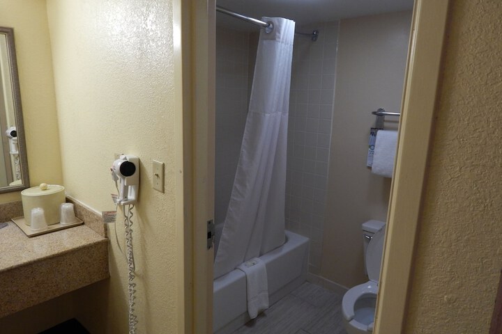 Room 28 of 40