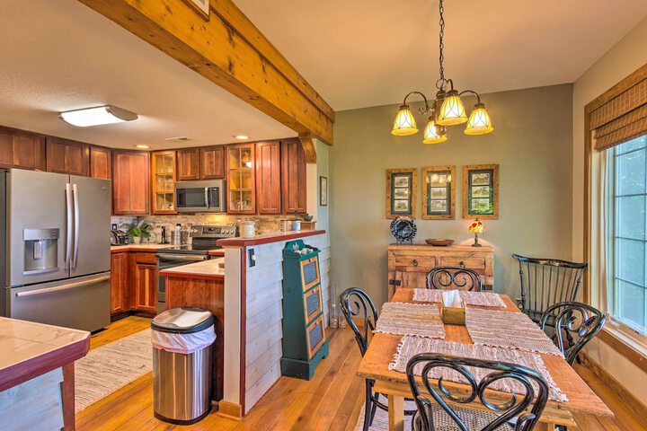 Mountain Air Condo w / Deck & Views Pets Welcome!