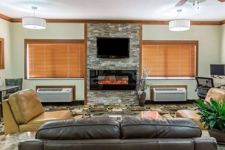 Quality Inn at Collins Road - Cedar Rapids