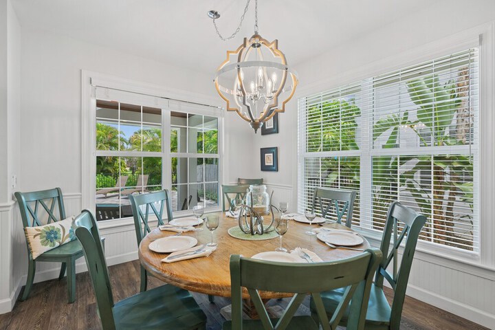 Sardinia Vacation Rental: Delightful Coastal Home near Vanderbilt Beach. Relax in a Private Pool and Spacious 4-BR Retreat with Modern Amenities. Ideal for Families. Minutes from Mercato and Local Attractions