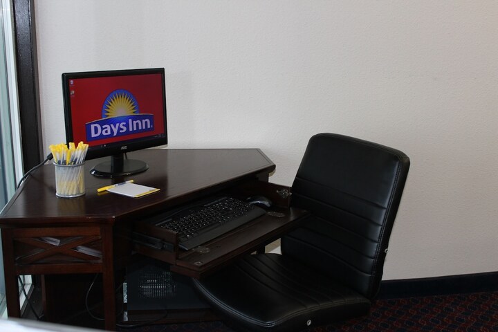 Business Center 83 of 85