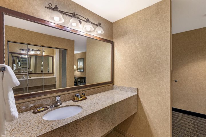 Best Western Plus Kelly Inn & Suites