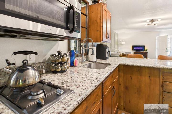 Beautiful Country Apartment AC, Pickleball, Billiards, Playground, Gardens