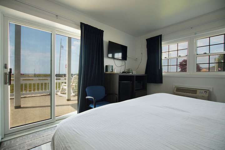 Snyders Shoreline Inn
