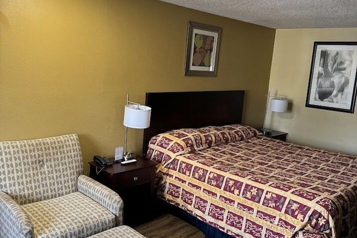 Room 5 of 10