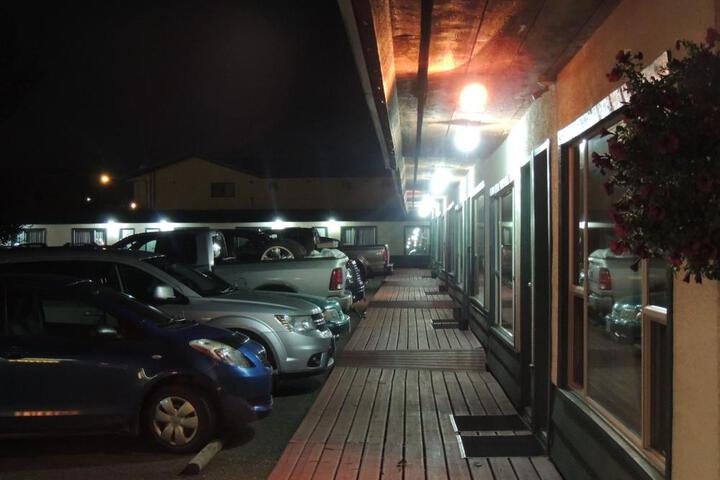 100 Mile Motel & RV Park