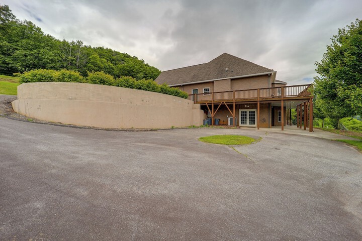 Classy Home w / Hot Tub + Mt. Jefferson Views!