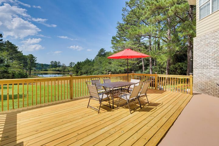 Alabama Retreat w / Private Pond Deck & Pool Table