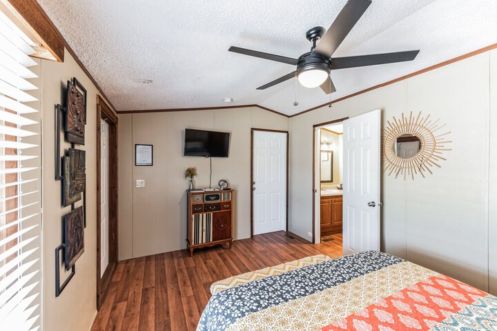 Bohemian Rhapsody - 1 Bedroom Hotel Room by The Lodges at Fossil Creek