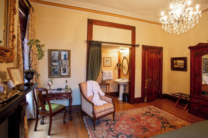 Room 35 of 141