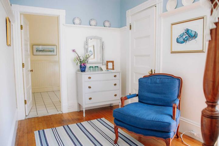 Room 8 of 33