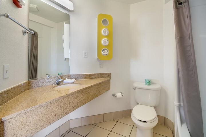 Howard Johnson by Wyndham Lemoore Near Naval Air Station