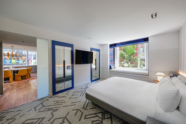 Room 40 of 136