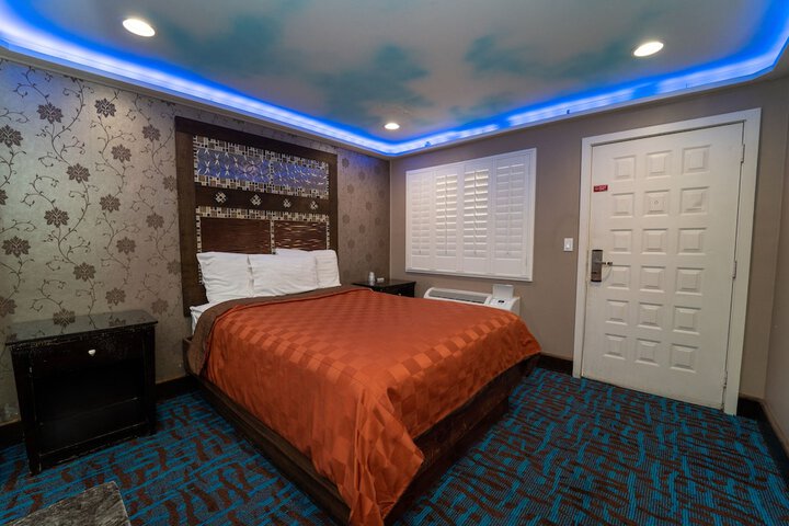 Room 6 of 37